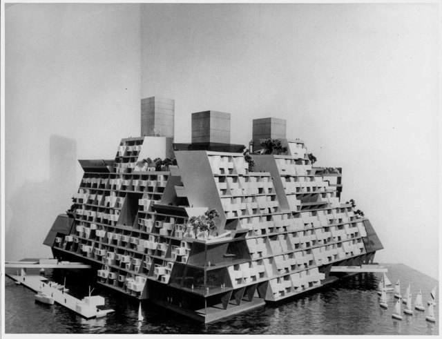 Shimizu schuldet Bucky Fuller und seiner Triton Floating City. Bucky schrieb im kritischen Pfad:
In den frühen 1960er Jahren wurde ich von einem japanischen Auftraggeber beauftragt, eine meiner tetraedrischen schwimmenden Städte für die Bucht von Tokio zu entwerfen. Drei Viertel unseres Planeten Erde sind mit Wasser bedeckt, von denen die meisten organische Städte treiben können. Schwimmende Städte zahlen keine Miete an Vermieter. Sie befinden sich auf dem Wasser, das sie entsalzen und in vielen Bereichen | Foto: https://www.treehugger.com/slideshows/urban-design/visions-future-where-cities-are-all-one-building/page/5/
