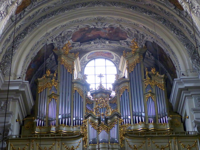 In der Dominikanerkirche gibt es zwei Orgeln. Um das Jahr 1750 erbaute ein unbekannter Meister auf der Westempore eine (vermutlich zweimanualige) Orgel, deren Gehäuse erhalten ist. Das Orgelwerk wurde 1895 durch ein neues Werk ersetzt, welches von dem Orgelbauer Rieger (Jägerndorf/Österreich-Schlesien) erbaut wurde. Das neue Werk hatte zunächst 36 Register auf 3 Manualwerken mit mechanischen Kegelladen. Das historische Orgelgehäuse wurde zu diesem Zweck erweitert. Von dem ehemaligen Brüstungspositiv blieb d