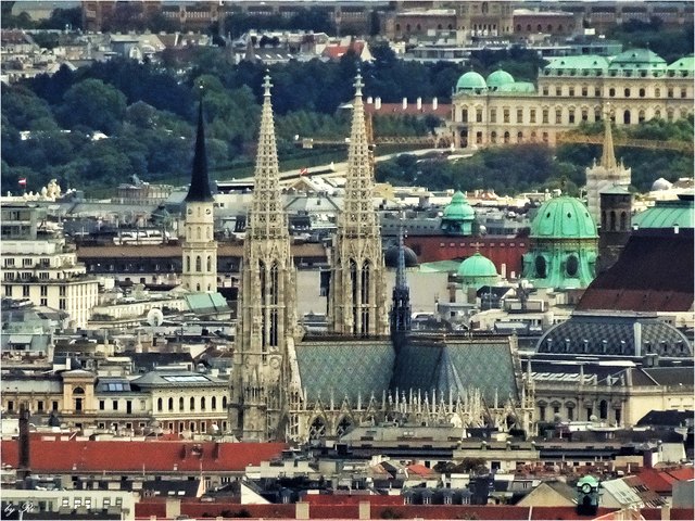 Die schöne Votivkirche, rechts die Kuppel der Hofburg, dahinter das Belvedere, ganz im Hintergrund das Arsenal - fotografiert von der Bellevuewiese am Himmel aus Luftlinie 7 km!
