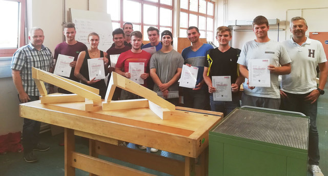 Die erfolgreichen Absolventen der Lehrabschlussprüfung Zimmerer mit ihren Prüfern | Foto: WKB