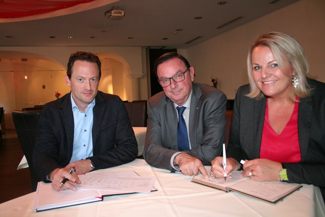 Dietmar Hufnagl (Wirtschaftskammer Pinzgau), Nick Kraguljac (Obmann WK und Wirtschaftsbund) sowie Carmen Boschele (Referentin Wirtschaftsbund). | Foto: Christa Nothdurfter