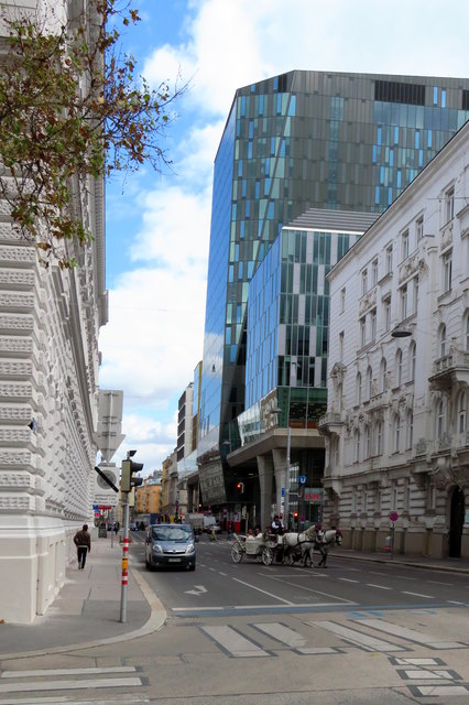 Links und rechts Amtsgebäude aus der K.u.K.-Zeit, hoch aufragend das Finanzzentrum Wien Mitte und als Tupfen auf dem i ein Fiaker mittendrin