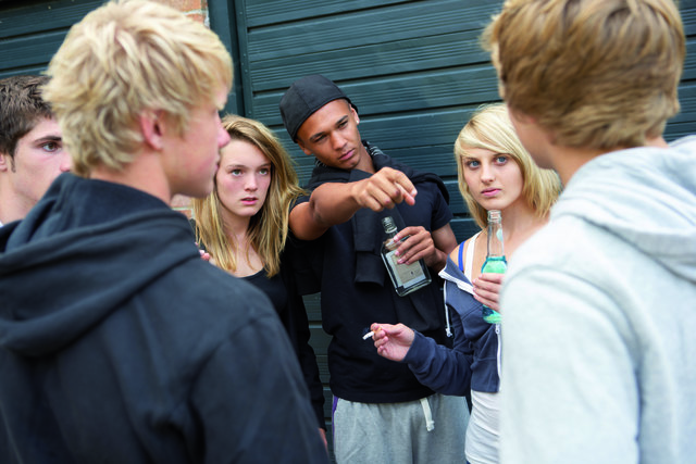 Konflikte lösen: Streitpunkte entstehen durch mehrere Menschen und sollten von mehreren Menschen gelöst werden. | Foto: Monkey Business/fotolia