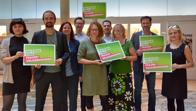 Das Team der Grünen Linz rund um Eva Schobesberger ruft zum Unterschreiben auf. | Foto: Grüne Linz