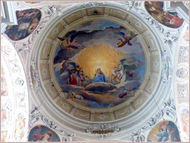 Das ursprüngliche Kuppelfresko wird Nikolaus van Hoy (1631–1679) zugeschrieben. Nachdem nach 1820 eine neue Flachkuppel eingezogen wurde, schuf 1836 Franz Geyling das neue Kuppelfresko.