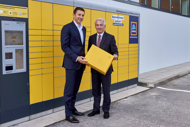 Günther Helm, Generaldirektor der HOFER KG und Georg Pölzl, Generaldirektor der Österreichischen Post AG bei der Präsentation der Post-Station in der Linzer Straße in Wien