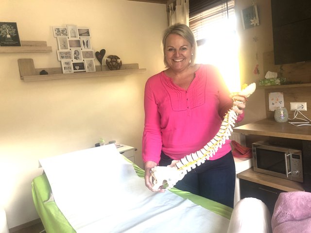 Carmen Boschele - sie hat sich auf die Cranio-Sacral-Therapie spezialisiert -  mit einem Wirbelsäulenmodell. | Foto: Christa Nothdurfter