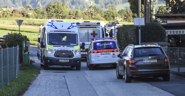 In Absam – bei einer Schule – kam es zu einer heftigen Auseinandersetzung. Bei der Messerstecherei wurden mehrere Personen verletzt. | Foto: Zeitungsfoto