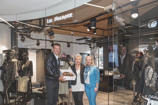 Barbara Trapl und Herbert Pircher begrüßen Liz Malraux mit Storeleiterin Monika (Mi.).