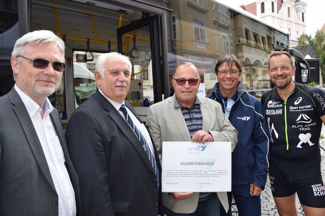 Übergabe des Kilometer-Schecks. Von links nach rechts Stadtrat Mag. Reinhard Kaufmann, Vizebürgermeister Wilhelm Hauser, Franz Zöchlinger von der Lebenshilfe Steyr, Mag. Peter Hochgatterer (Geschäftsführer der SBS) und Ausdauersportler Andreas Gindlhumer. | Foto: SBS