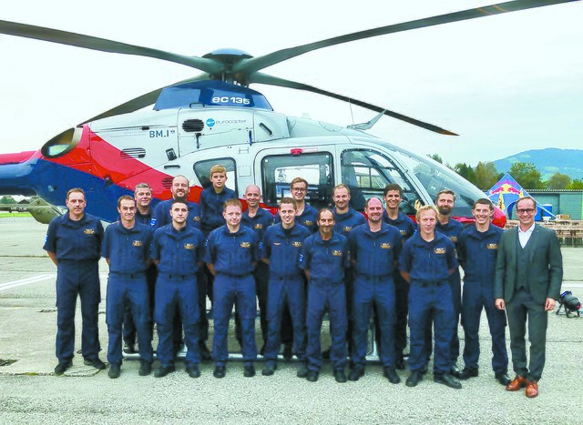 Hohenemser Bürgermeister Egger mit der Flugcrew der Landespolizei | Foto: Stadt Hohenems