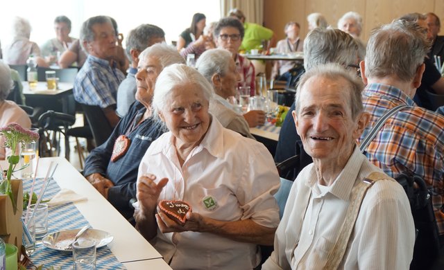 Die Senioren freuten sich über Lebkuchenherzen. | Foto: Altenwohnheim