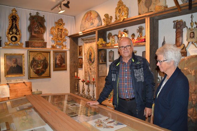 Erwin und Brigitte Bartl pflegen im Ruhestand mit viel Liebe und Akribie die wertvollen Schätze aus der Vergangenheit. 