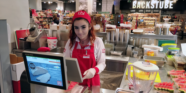 Der Lehrling kennt sich in allen Abteilungen aus, ist aber am liebsten beim Obst.