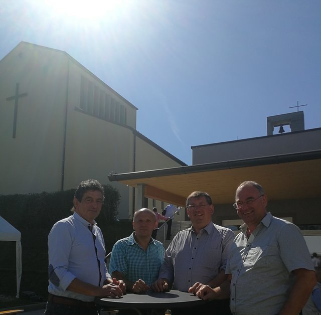Geschäftsführer Rainer Pertl, Pfarrgemeinderat Siegfried Kammerhofer, Pfarrer Giovanni Prietl und Wirtschaftsrat Günter Stelzer freuen sich über die erfolgreiche Umsetzung dieses großen Projektes. | Foto: Andrea Stelzer
