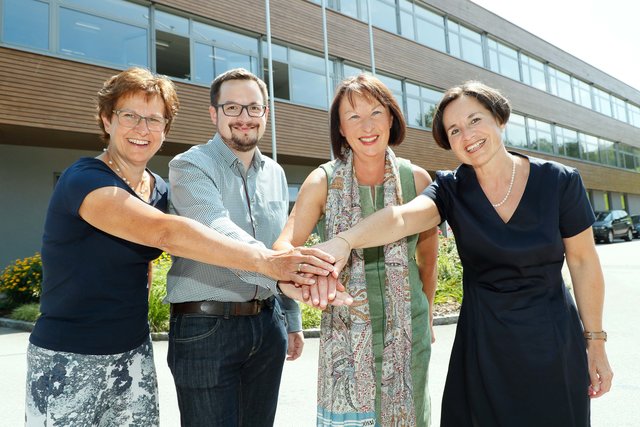 Die Direktorinnen Maria Ragl, GuKPS Steyr und Kirchdorf (re.) und Siegrid Wörfel LWBFS Kleinraming (2. v. re.), mit Edith Felbermair, Standortleiterin der GuKPS Kirchdorf, sowie Berthold Hebrank, Standortleiter der GuKPS Steyr (v.l.n.r.).