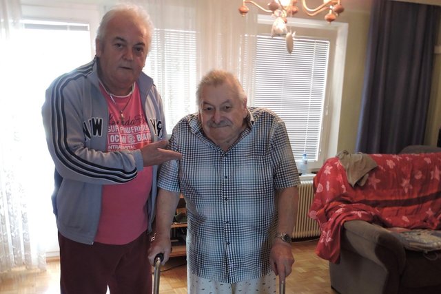 Werner Deutsch (r.) ist mit seinem Nachbar Gerhard.