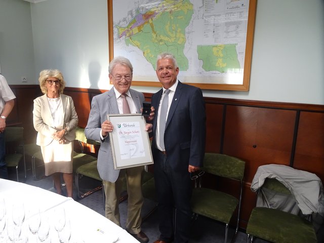 Jürgen Schatz mit Bürgermeister Johann Marak bei der Verleihung der Wappennadel. | Foto: KK
