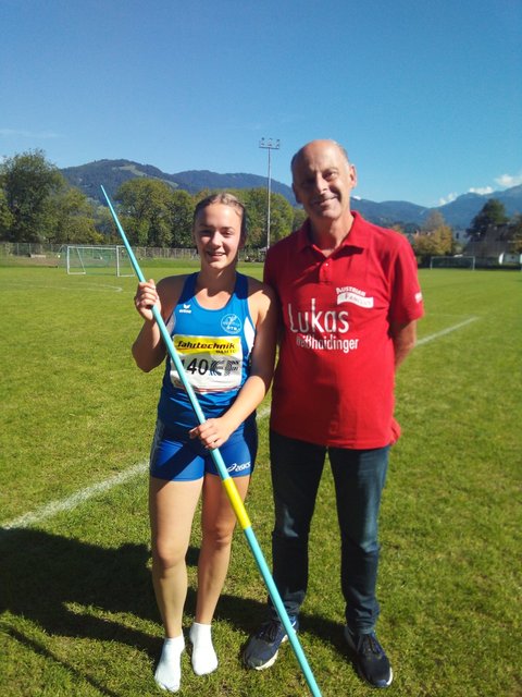 Karolina Schauer mit ihrem Trainer Johann Weißhaidinger. | Foto: Turnverein Taufkirchen