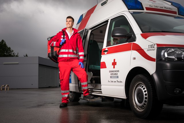 Rettungsdienst Braucht Hilfe Rotes Kreuz Neusiedl Sucht Zivildiener 
