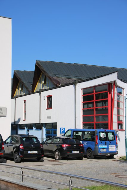 Das Dach der Sporthalle Langenlois muss saniert werden.