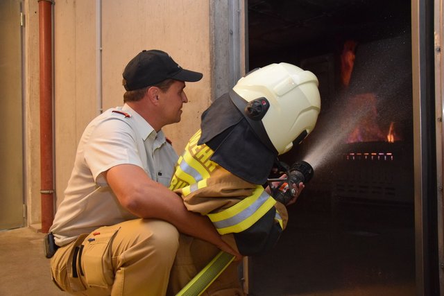Feuerwehrmann Franz Schönleitner löscht mit Matthias den Brand.  | Foto: Land Salzburg/Julia Schrammel