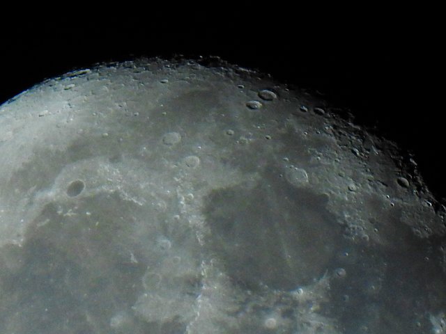 Die Nordregion mit deutlich erkennbaren Gebirgen und Kratern. | Foto: Josef Lankmayer