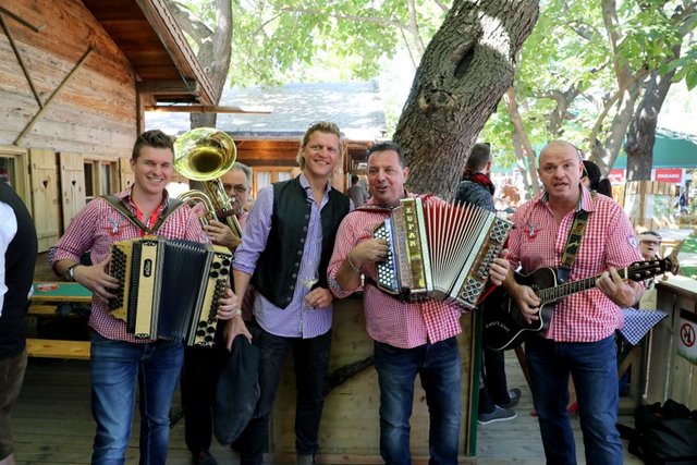 "O’zapft is": Seit gestern heißt es wieder Bier, Musik und Feiern bei der Wiener Wiesn.
