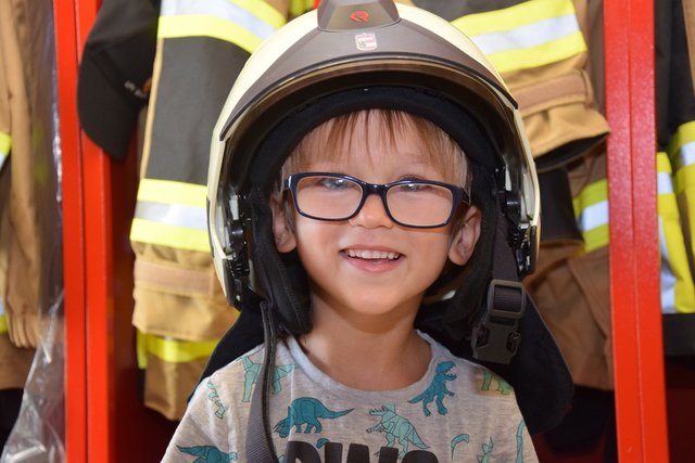 Der fünfjährige Matthias will später mal Feuerwehrmann werden. Das Land erfüllte seinen Wunsch und lies ihn hinein schnuppern.  | Foto: Land Salzburg/Julia Schrammel