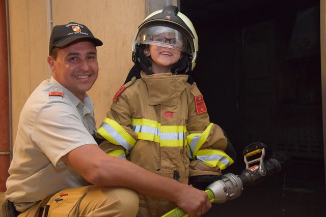 Feuerwehrmann Franz Schönleitner gibt Matthias Nachhilfe in der Löschung eines Brandes.  | Foto: Land Salzburg/Julia Schrammel
