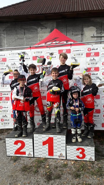 Die erfolgreichen Gewinner des E-Trial Team Hoch Imst bei der Gesamtsiegerehrung in Eberstalzell v. l. Luca Raich, Simon Schmid, Daniel Krabacher, Marius Spiegel, Leo Mair, Loris Deutschmann und Valerie Falbesoner | Foto: Krabacher