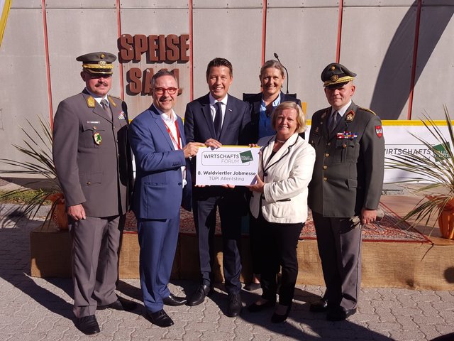 Mag. Martin Jawurek (Militärkommandant NÖ), KR Christof Kastner (Obmann Wirtschaftsforum Waldviertel), Mag. Kurt Hackl (Vizepräsident Wirtschaftskammer NÖ), Birgit Trojan (Obmann Stv. Wirtschaftsforum), Angela Fichtinger (Nationalratsabgeordnete), Mag. Konstantin Lütgendorf (Kommandant TÜPl Allentsteig)