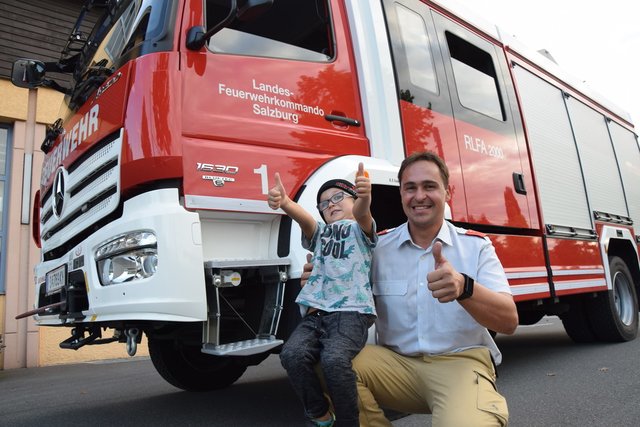 Matthias fand den Tag richtig mit Feuerwehrmann Franz Schönleitner richtig toll. | Foto: Land Salzburg/Julia Schrammel