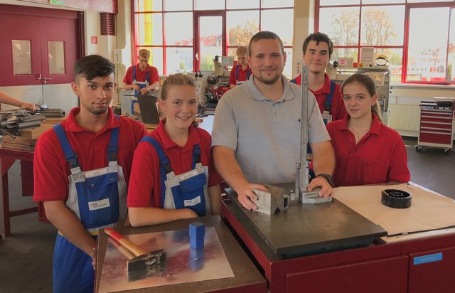 ÖBB-Werkstätten: Elias Yang, Hannah Daxbeck, Lehrlingsausbilder Michael Pamperl, Daniel Ivenz und Michelle Kickinger. | Foto: Dietmar Rabl