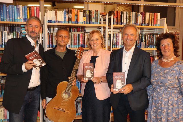 Schriftsteller Gerald Eschenauer, Musiker Manfred Speiser, Büchereichefin Annelies Koller, Bürgermeister Guntram Samitz, Vizepräsidentin des Roten Kreuzes Brigitte Pekastnig (von links) | Foto: Julia Jank