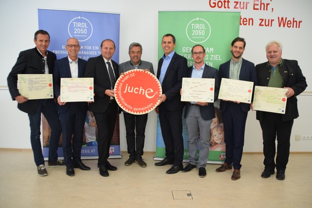 LHStv Josef Geisler (3.v.l.) und DI Bruno Oberhuber, GF Energie Tirol (4.v.r.) freuen sich mit den VertreterInnen der e5-Gemeinden aus den Bezirken Landeck, Imst und Reutte. 