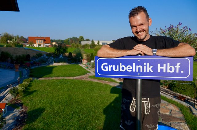 Als Lokführer ist Karl-Heinz Grubelnik zwischen den GKB-Bahnhöfen unterwegs. Zuhause in seinem Garten hat er seinen eigenen Hauptbahnhof mit vielen Zügen erschaffen. | Foto: Simon Michl