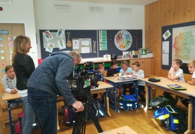 ´Die Kinder der VS Frauental beobachteten sichtlich aufgeregt die Dreharbeiten 