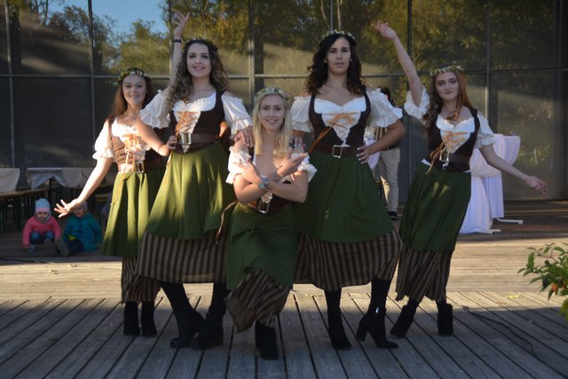 Larissa, Nina, Magdalena, Leonie und Alexandra präsentierten sich in irischer Tracht.