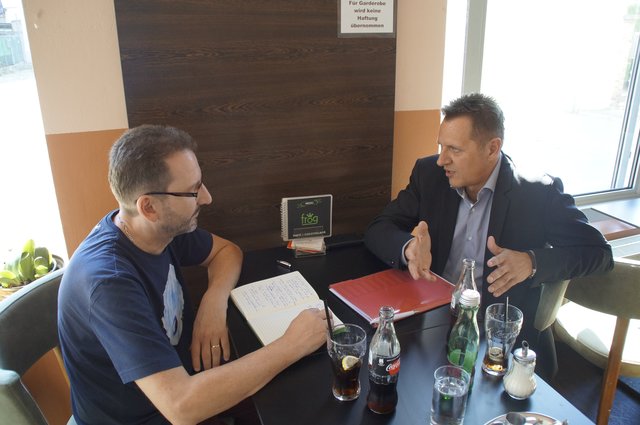 Thomas Steinhart, Simmeringer Bezirksvize, im bz-Talk mit Redakteur Karl Pufler. | Foto: Manuel Kosazky