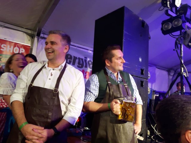 Gut gelaunt eröffneten Bgm. Christian Pinzker und Vizebgm. Martin Pinczker das Oktoberfest | Foto: Christian Pinzker