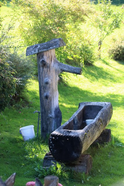 Brunnen am Bauernhof Simonyhof. | Foto: HKroBild