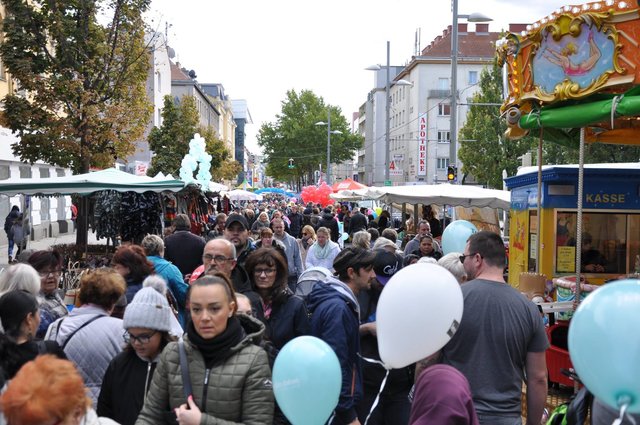 Ob Standeln, im Flohmarkt stöbern oder einfach nur mitfeiern: Das Simmeringer Straßenfest ermöglicht es.  | Foto: C. Schaeffer