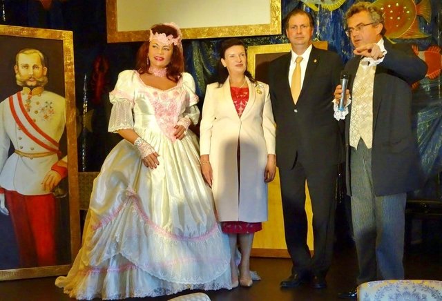 Auf der Bühne des Dinner Theaters wurde des 120. Todestages Sisis gedacht. | Foto: Schönbrunner Stöckl