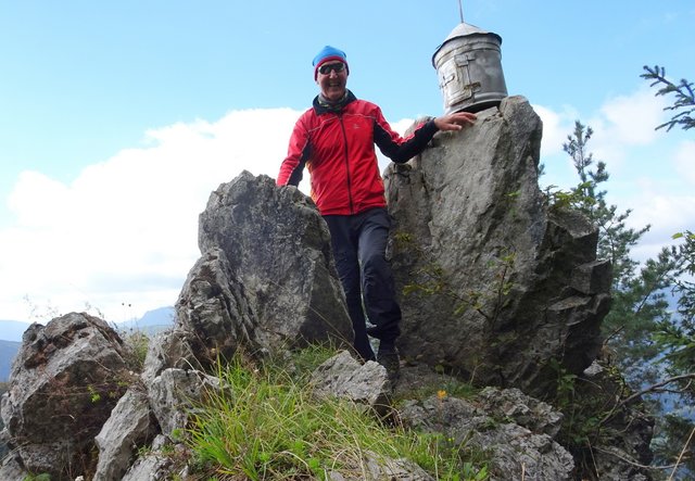 Eine Dose ziert die Felsnadel auf dem Weg zum Eisenstein-Gipfel.