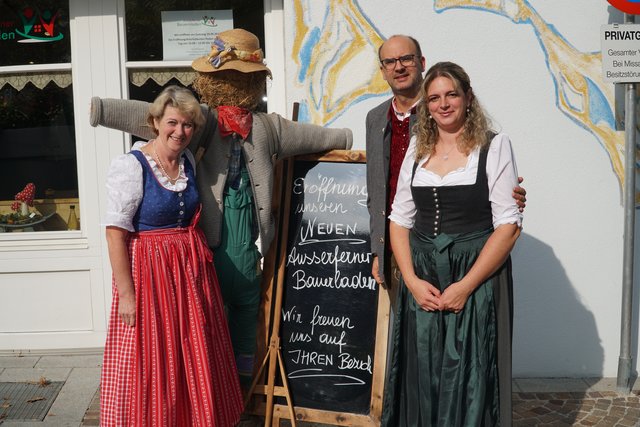 Dorli Hackl mit Chrisitian Pölzl und Tamara Bartl. Die Vogelscheuche auf dem Bild war schon bei der Eröffnung des allerersten Bauernladens dabei, der befand sich damals noch am Hof von Dorli Hackl. | Foto: Reichel
