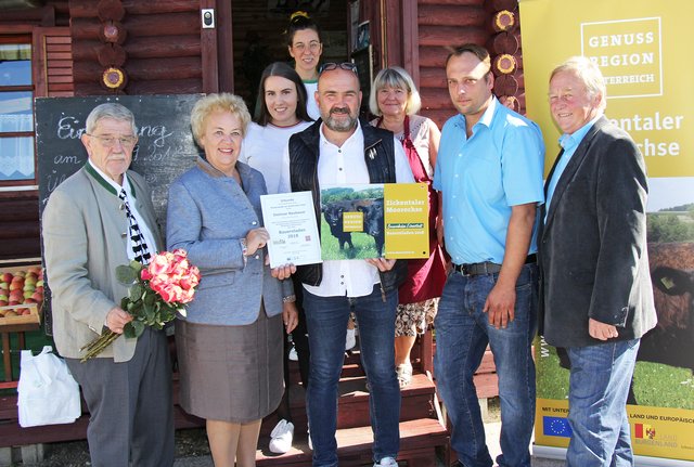 Die Ehrenurkunde für den „Bauernladen des Jahres“ wurde von Agrarlandesrätin Verena Dunst überreicht. | Foto: Landesmedienservice