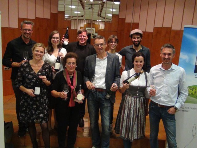 Sausaler Weinbauern brachten den heimischen Stargast des 6. Jazz Festivals Leibnitz, den Sausaler Wein, in den Carl-Rotky-Saal im Kulturzentrum Leibnitz.