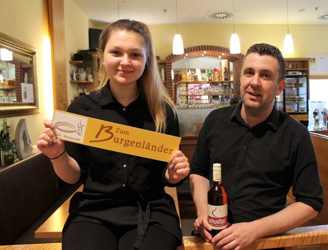 Sarah macht eine Lehre zur Restaurantfachfrau, hier mit Zoltan des Service-Teams. | Foto: Graf