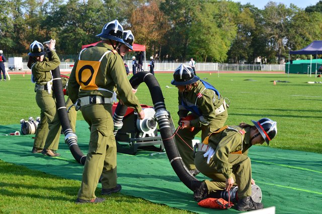 Auslegen der Saugschlauchleitung durch die gemischte Frauenbewerbsgruppe | Foto: Alfred Pils